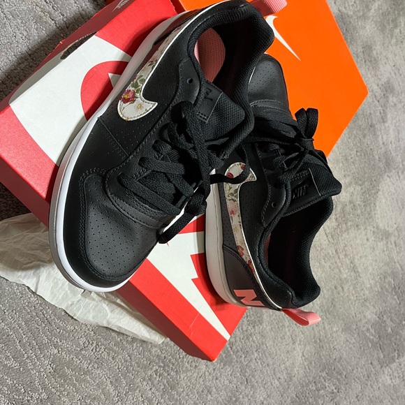 New nike shoe court borough low cut - Picture 3 of 4